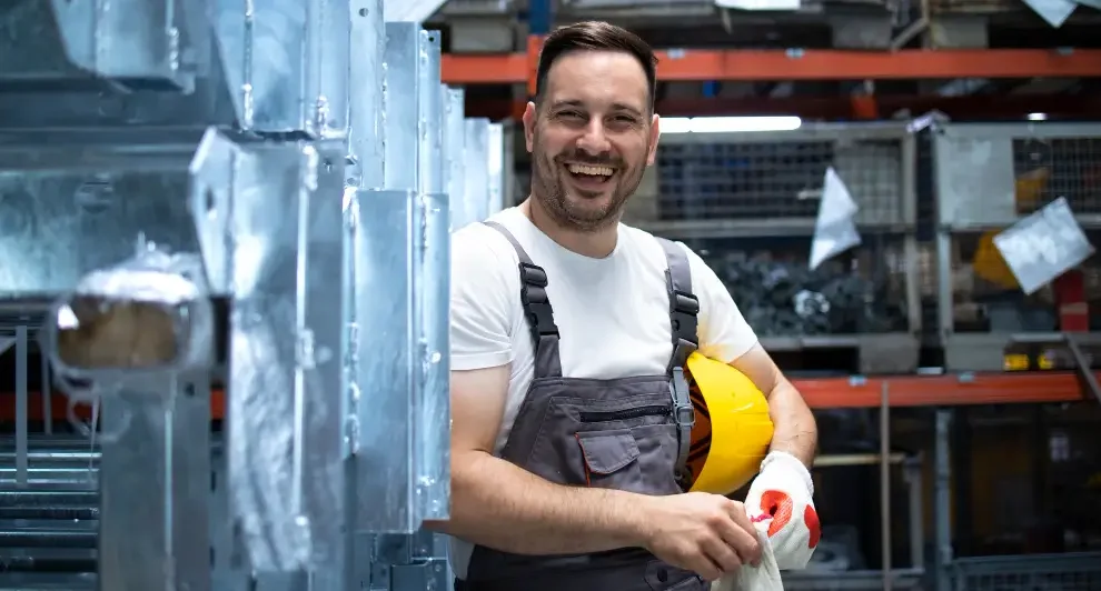 zadowolony inżynier na produkcji