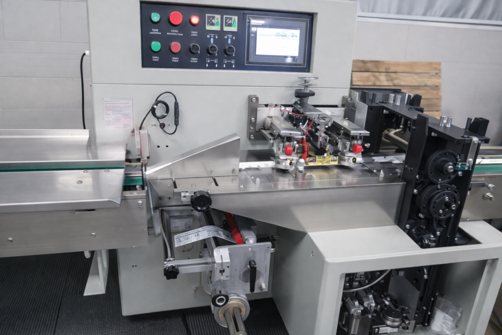 maszyna do pakowania poduszkowego z panelami hmi fatek